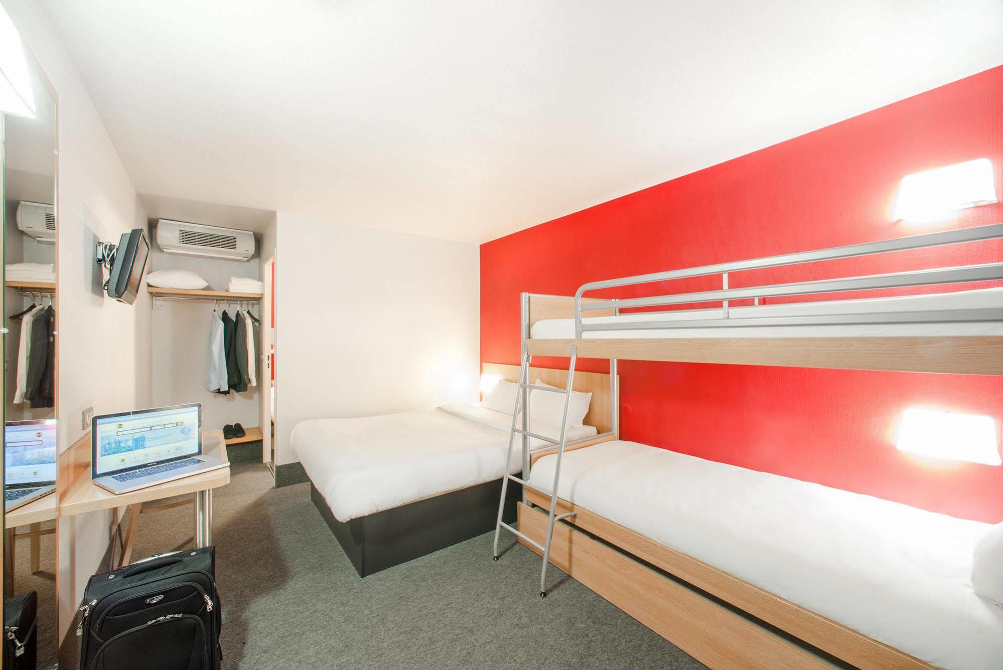B&B Hotel Pontault Combault Bagian luar foto