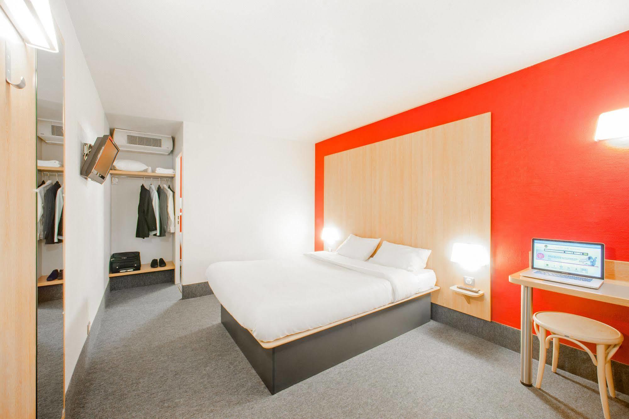 B&B Hotel Pontault Combault Bagian luar foto